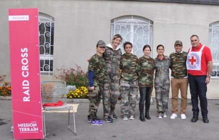 Un groupe de jeunes qui participent à la formation Raid Cross de la Croix-Rouge Jeunesse genevoise