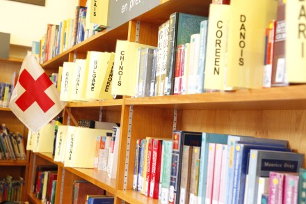 Des rayons de livres en plusieurs langues au Centre d'intégration culturelle de la Croix-Rouge genevoise