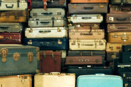 Un tas de valises colorées et de taille différente